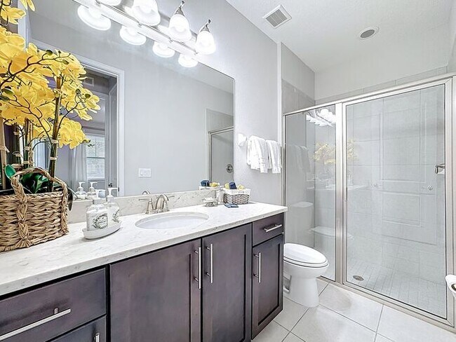 Building Photo - 8 Bedrooms 7 baths on a resort community