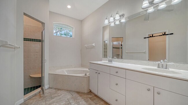 Building Photo - 4-Bedroom Home with Pool in Eastlake Commu...