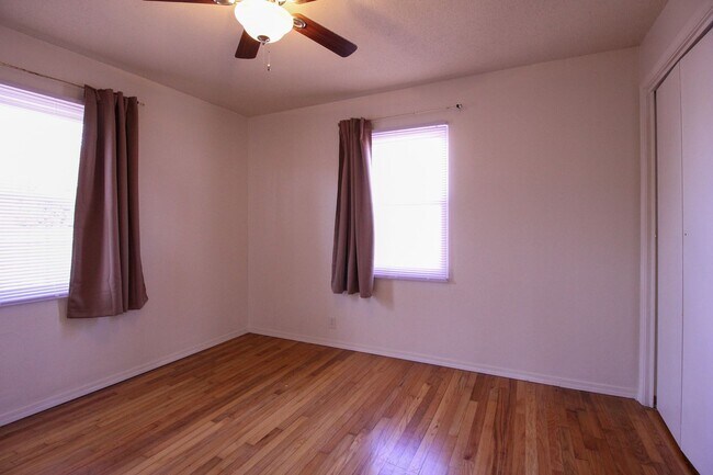 Building Photo - Charming Midtown Condo 2 Blocks From Brookside!