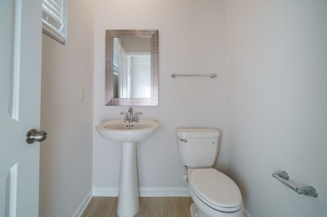 Building Photo - Almost New End Unit Townhome in desirable Chateau community