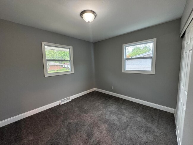 Building Photo - 541 W 67th Ln
