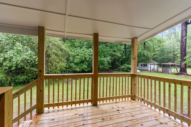 Building Photo - Beautifully Renovated 3-Bedroom Home in Fr...