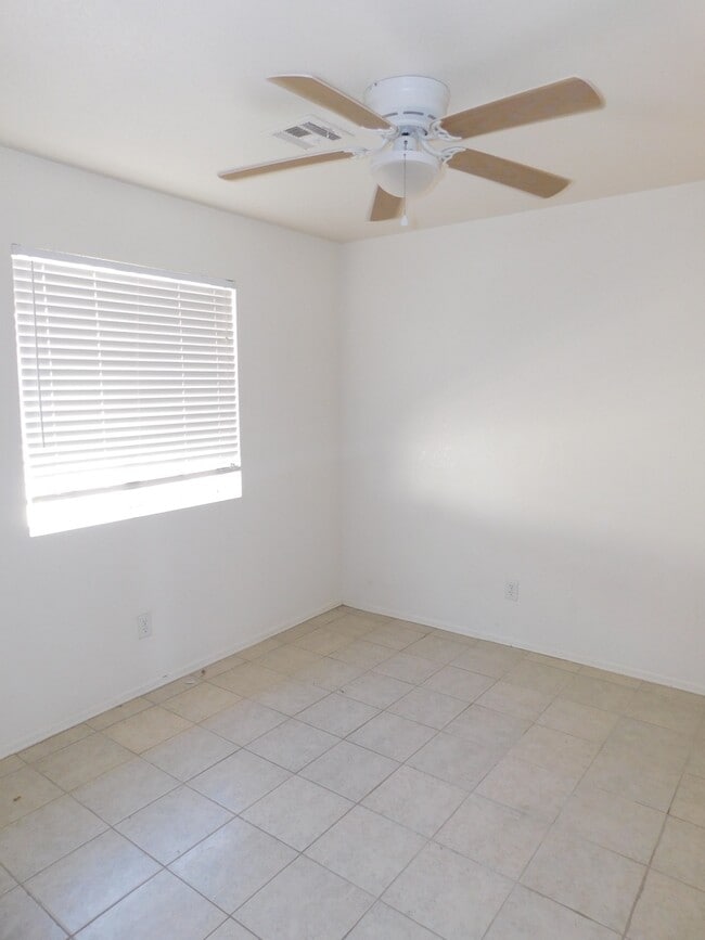 Building Photo - 3 BEDROOM HOME IN OCOTILLO!