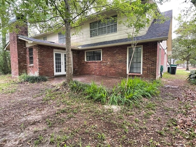 Building Photo - Spacious Home in Country Club Estates