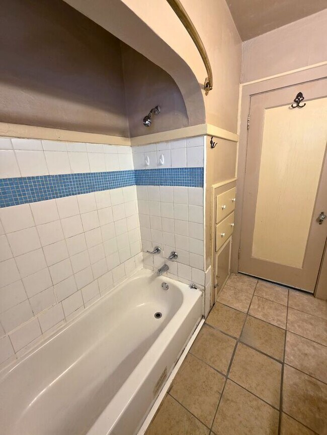 Building Photo - 3 Bed, 1 Bath Home in NW OKC Close to Plaza District