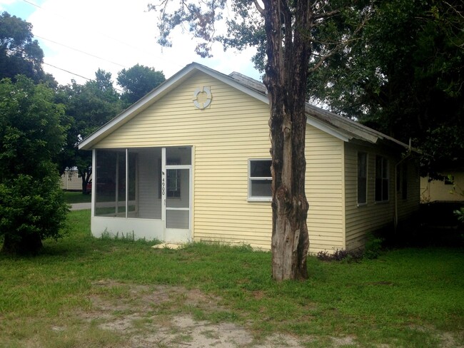 Building Photo - Large 3BR/1BA Zephyrhills Home with Covere...