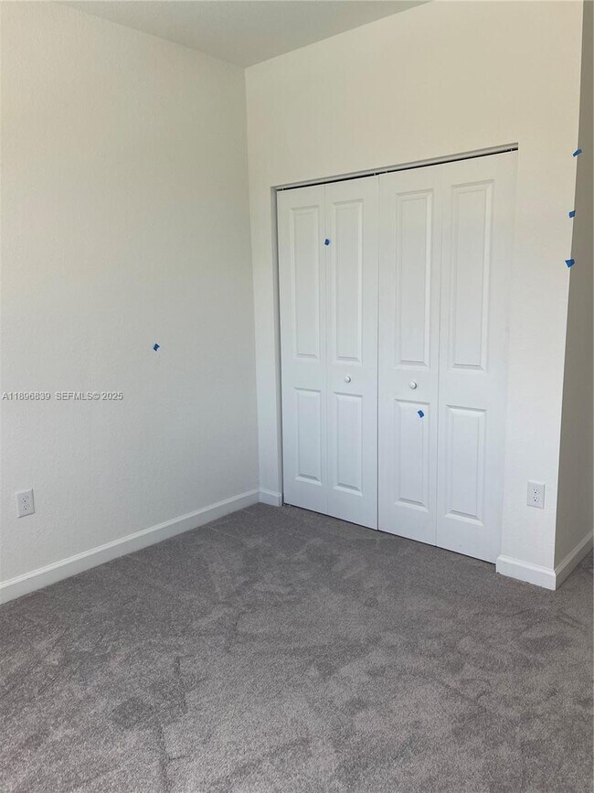 Building Photo - 20588 NE 5th Pl