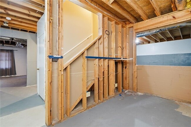 Building Photo - 310 Stoneleigh Dr SW