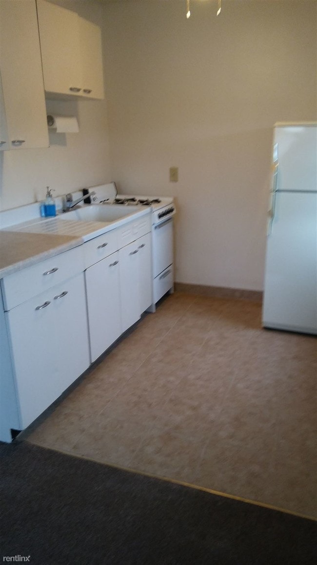 Building Photo - Studio, 1 bath  - 4903 Spencer Ave
