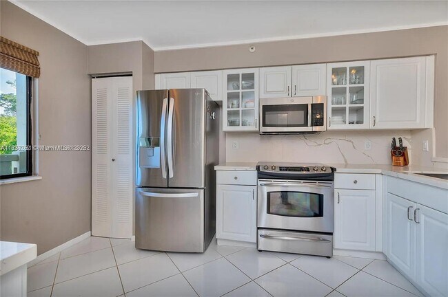 Building Photo - 2205 S Cypress Bend Dr