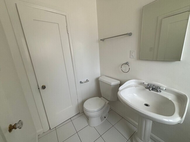 Building Photo - 2809-2821.5-28215 Rowena Ave