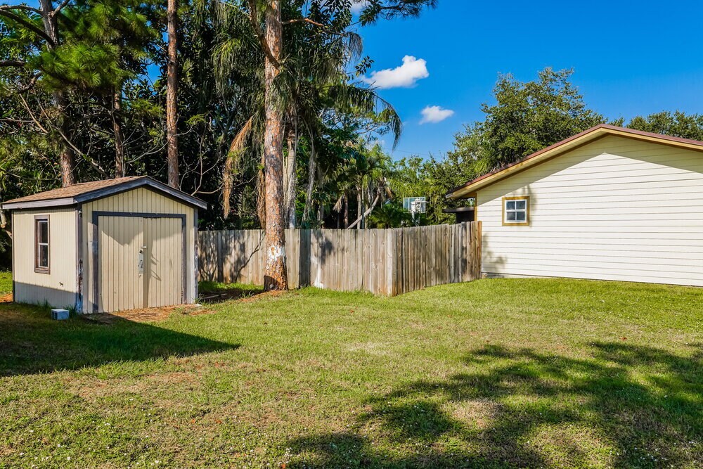 Building Photo - 537 SE Starflower Ave