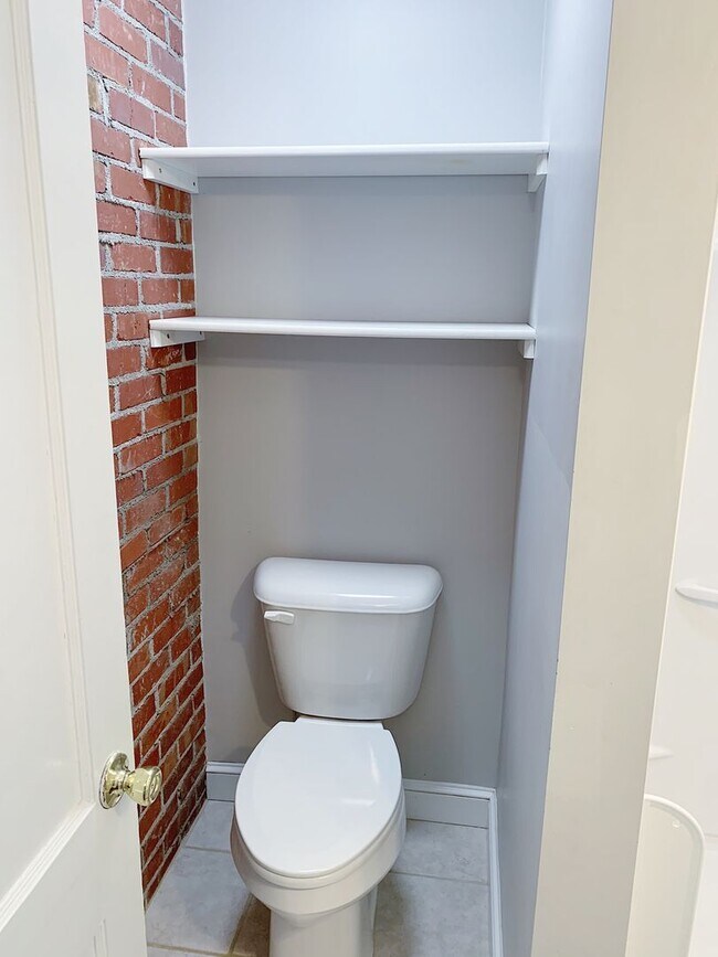 Building Photo - 3 Bedrooms 2 Full Bathrooms with fenced in...