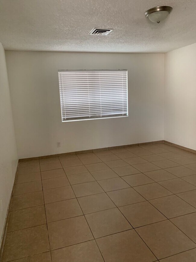 Building Photo - MUST SEE ONE BEDROOM TOWNHOME!