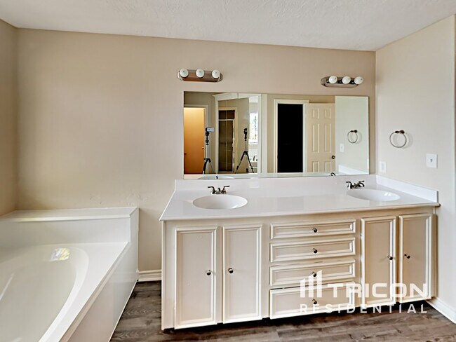 Building Photo - 729 Forest Ln Dr