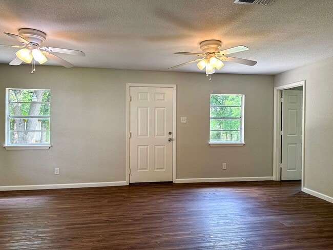 Building Photo - 4 Bedroom / 2 Bath