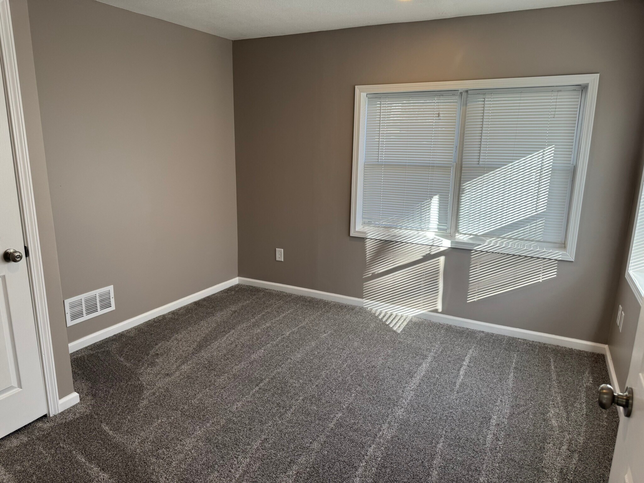 Building Photo - 1311 Devils Glen Rd