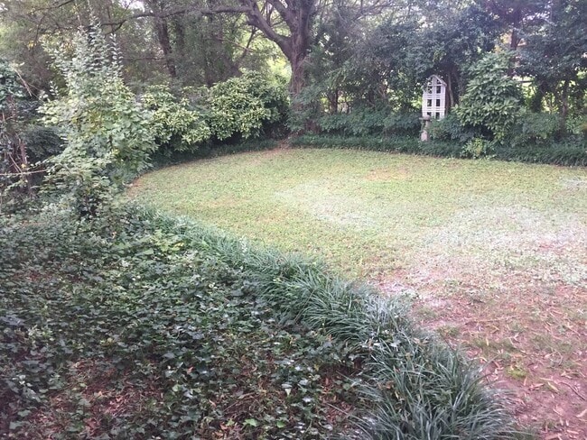 Building Photo - 2 Bedroom/ 2 bath Unit! Super close to Bap...