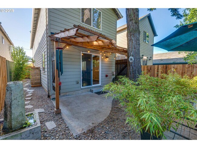 Building Photo - Modern & Move In Ready