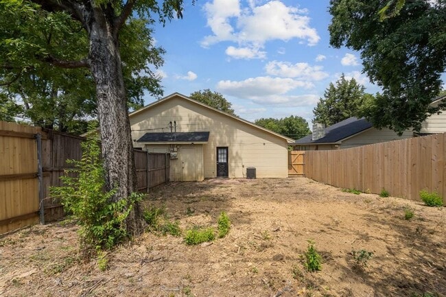 Building Photo - 1428 Lakecrest Dr