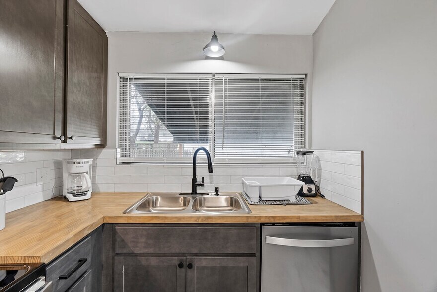 Building Photo - 2310 Dove Dr