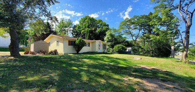 Building Photo - Charming 3-Bedroom, 1.5-Bathroom Fully Fur...