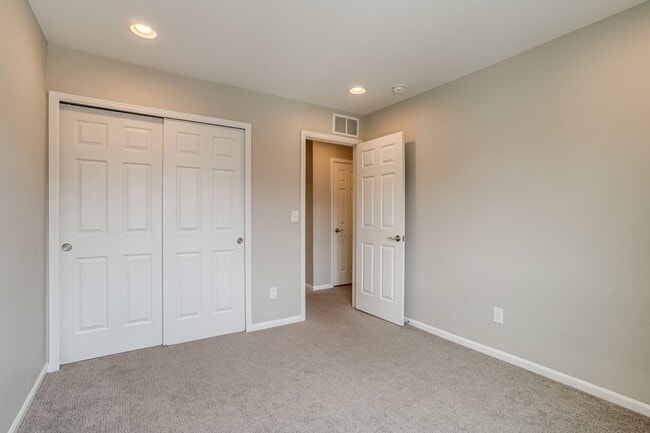 Building Photo - Spacious 4BR Townhome in Denver