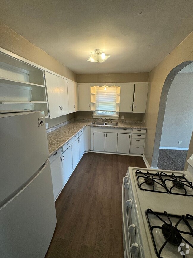 Building Photo - $875 - 3 bedroom/ 1.5 bathroom - Single Fa...