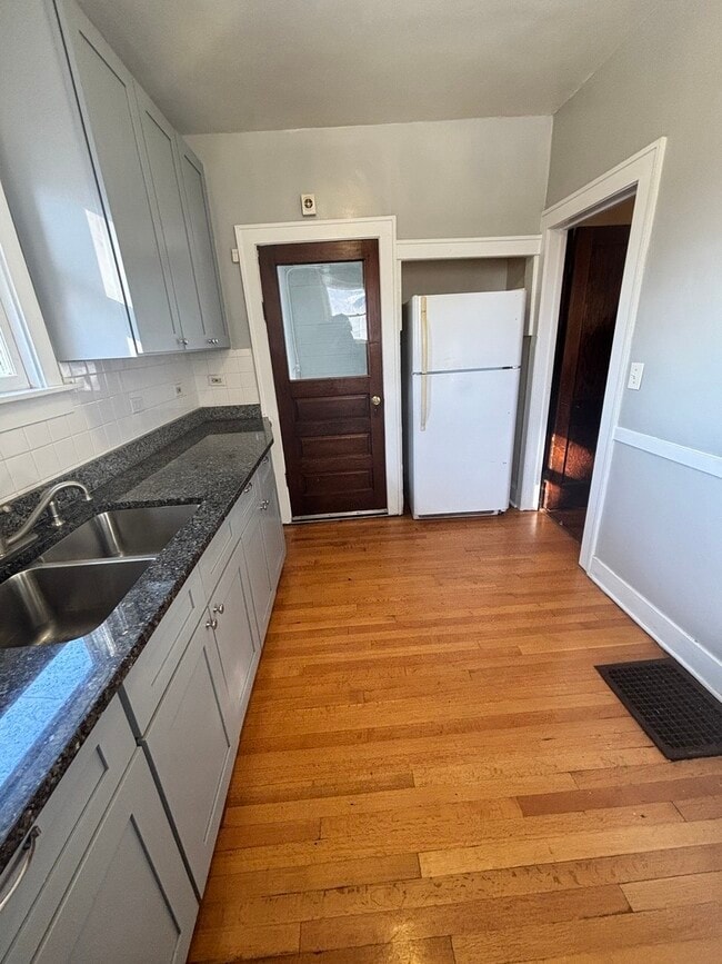 Building Photo - 713 E 144th St