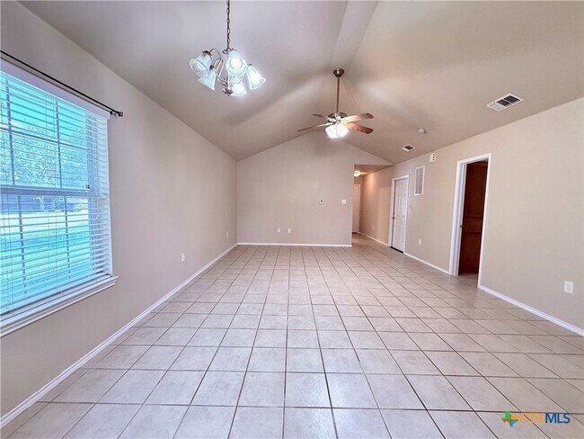 Building Photo - 1035 Helen Dr