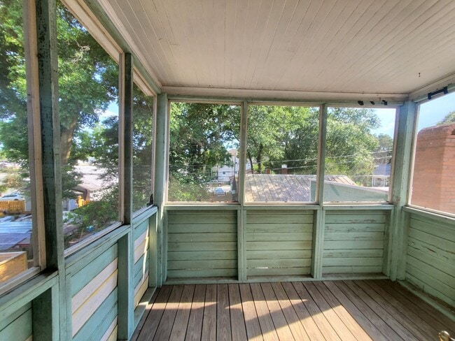 Building Photo - 2-bedroom, 2 bath Victorian style Upstairs unit with two balconies!