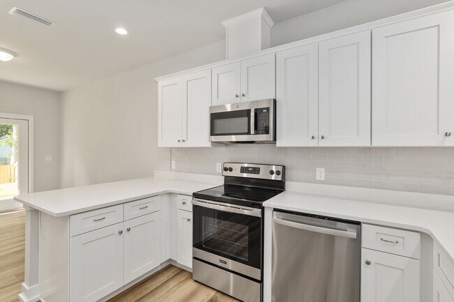 Building Photo - Historic Downtown Living – 3 Bed / 2 Bath Home