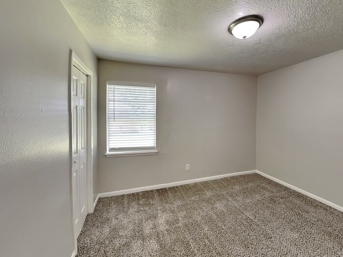 Building Photo - 16830 S Lighthouse Dr
