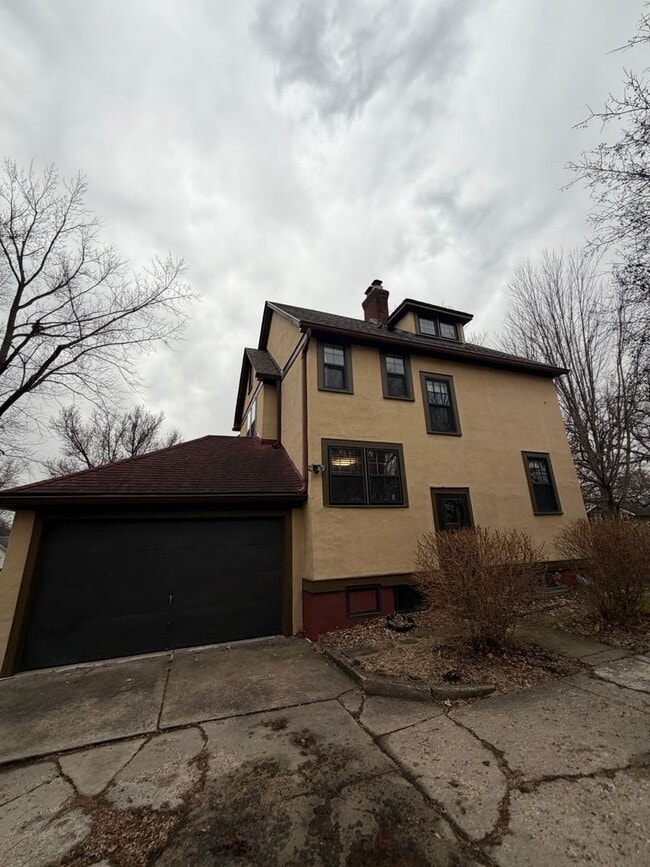 Building Photo - 327 56th St