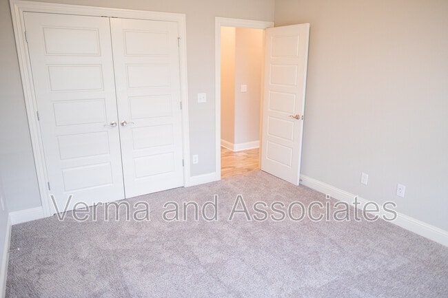 Building Photo - 940 E Skyline Lp