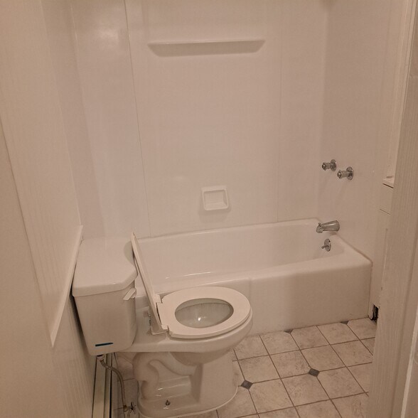 Full Bath - 85 W Hanover Ave