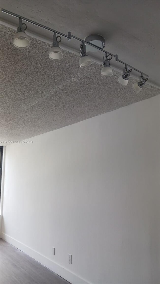Building Photo - 1440 Brickell Bay Dr
