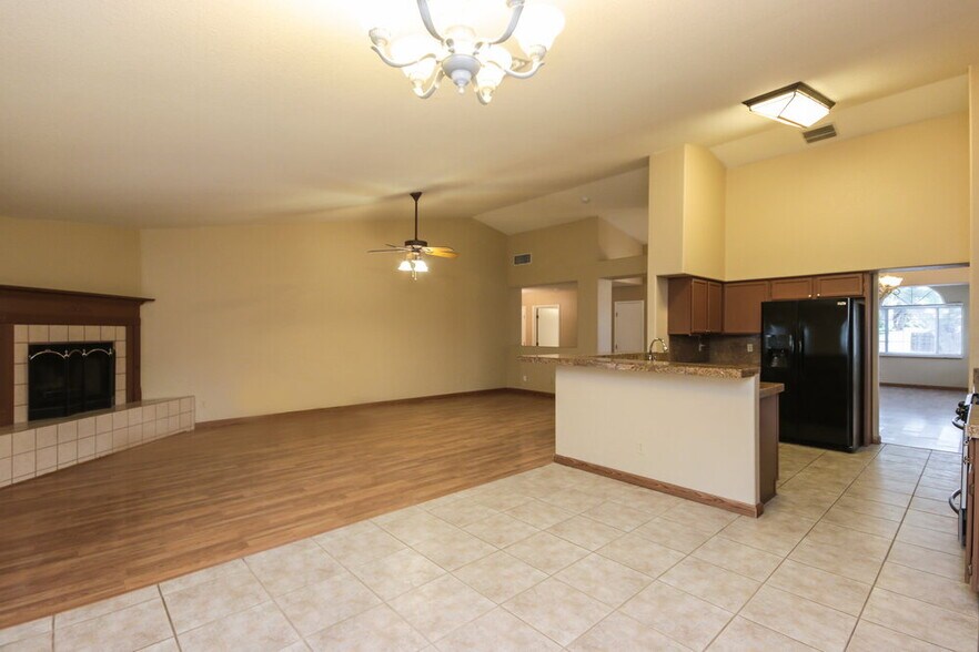 Building Photo - 8915 N Veridian Dr