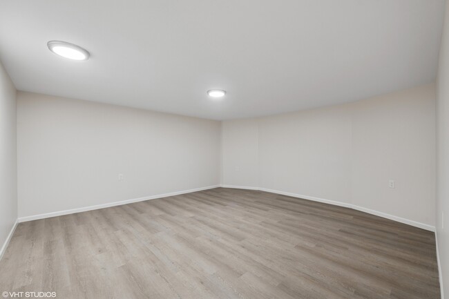 Building Photo - 30 Crescent Dr