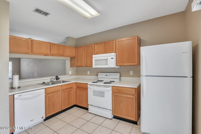 Building Photo - 12311 Kensington Lakes Dr