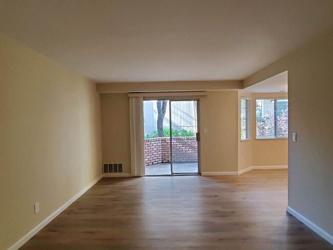 Building Photo - Spacious Downstairs Condo, New Wood Floori...