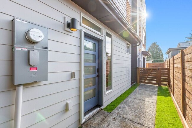 Building Photo - Newly Built Air-Conditioned Luxury Townhome in Highly Desired Admiral