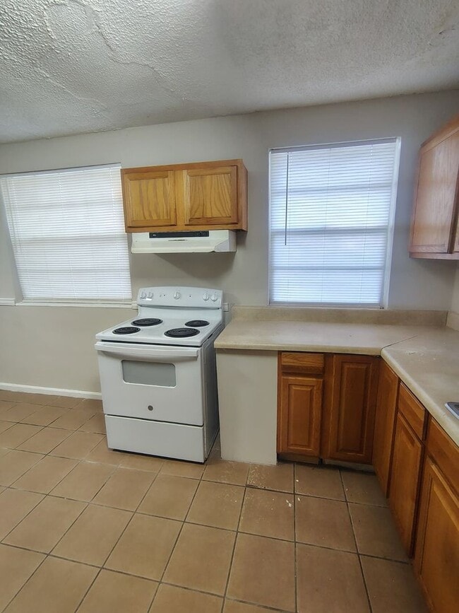 Building Photo - Fully Renovated 4/2 -Single Family  Availa...