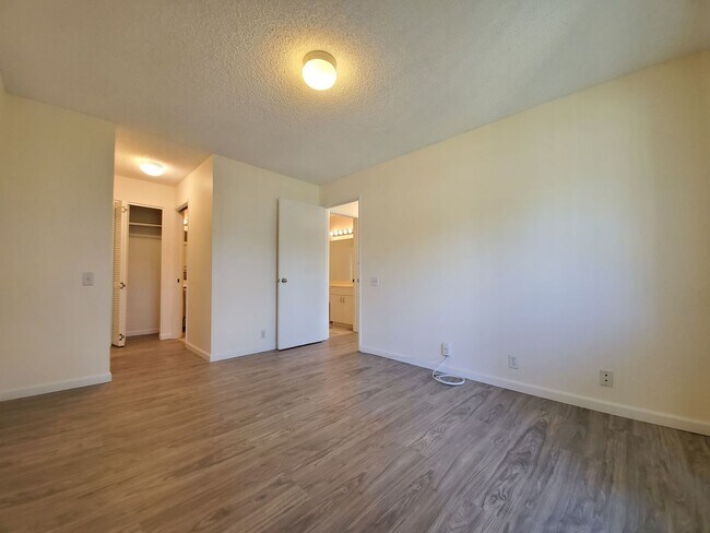 Building Photo - Now available, Fresh & Bright 2bd, 1.5ba 2nd Floor Corner-Unit located in the beautiful Palm Villas