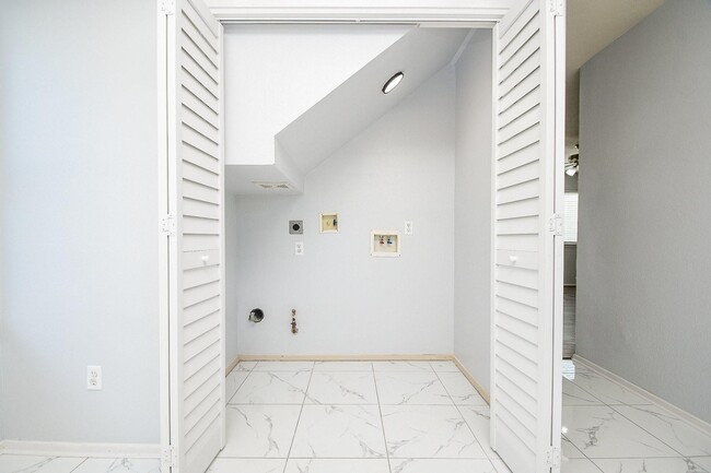 Building Photo - 6233 Lone Prairie Way