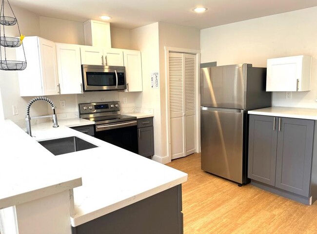 Building Photo - 2 bedroom in Seattle WA 98103