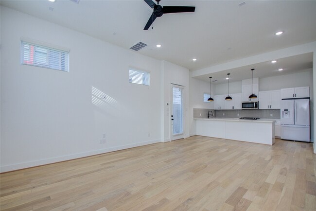 Building Photo - 3206 Live Oak St