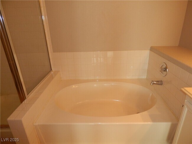 Building Photo - 2201 Ramsgate Dr