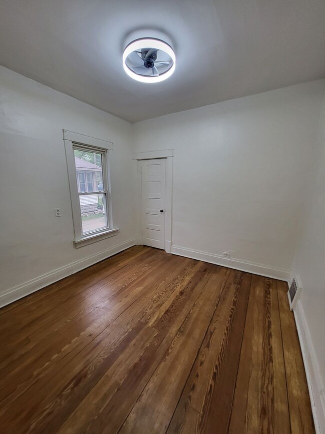 Building Photo - 2 bedroom, 1 bath house