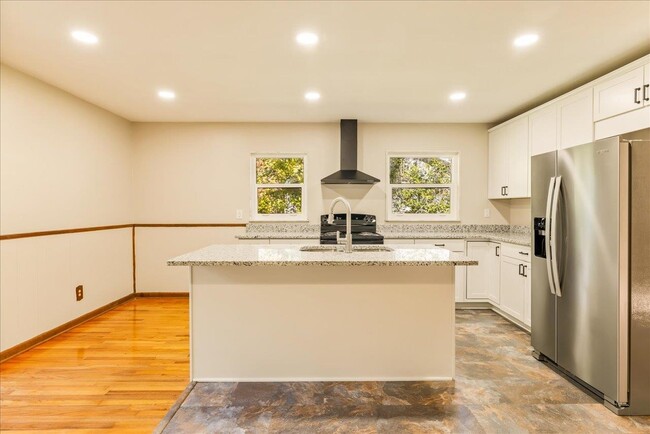 Building Photo - 1807 Ivan Dr